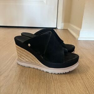 Ugg Platform Wedge. Ultra soft and good for your feet! 6.5